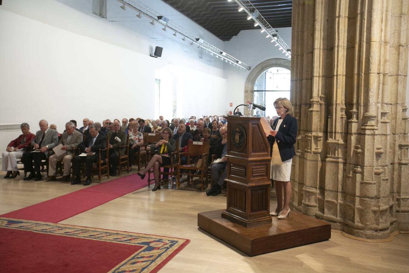 El Crucero del Hospital Real acogió ayer viernes el acto de entrega de medallas y distinciones honoríficas por parte de la UGR a miembros de la comunidad universitaria, presidido por la rectora Pilar Aranda