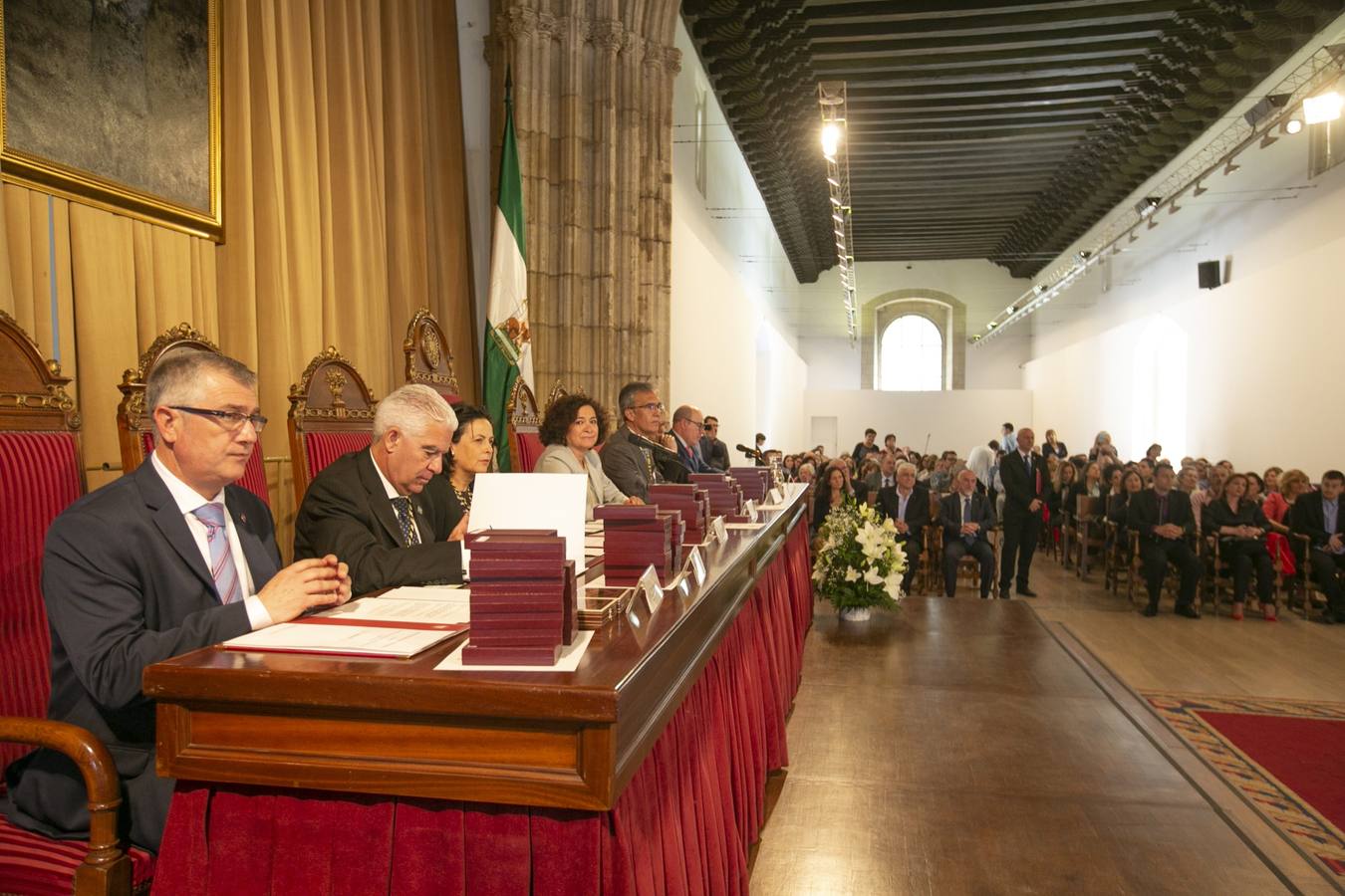 El Crucero del Hospital Real acogió ayer viernes el acto de entrega de medallas y distinciones honoríficas por parte de la UGR a miembros de la comunidad universitaria, presidido por la rectora Pilar Aranda