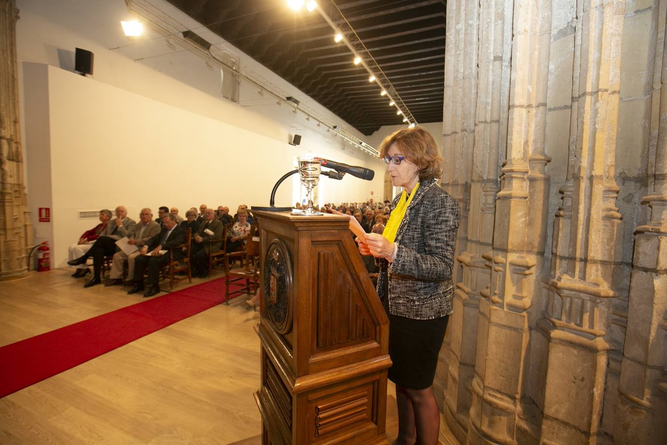 El Crucero del Hospital Real acogió ayer viernes el acto de entrega de medallas y distinciones honoríficas por parte de la UGR a miembros de la comunidad universitaria, presidido por la rectora Pilar Aranda