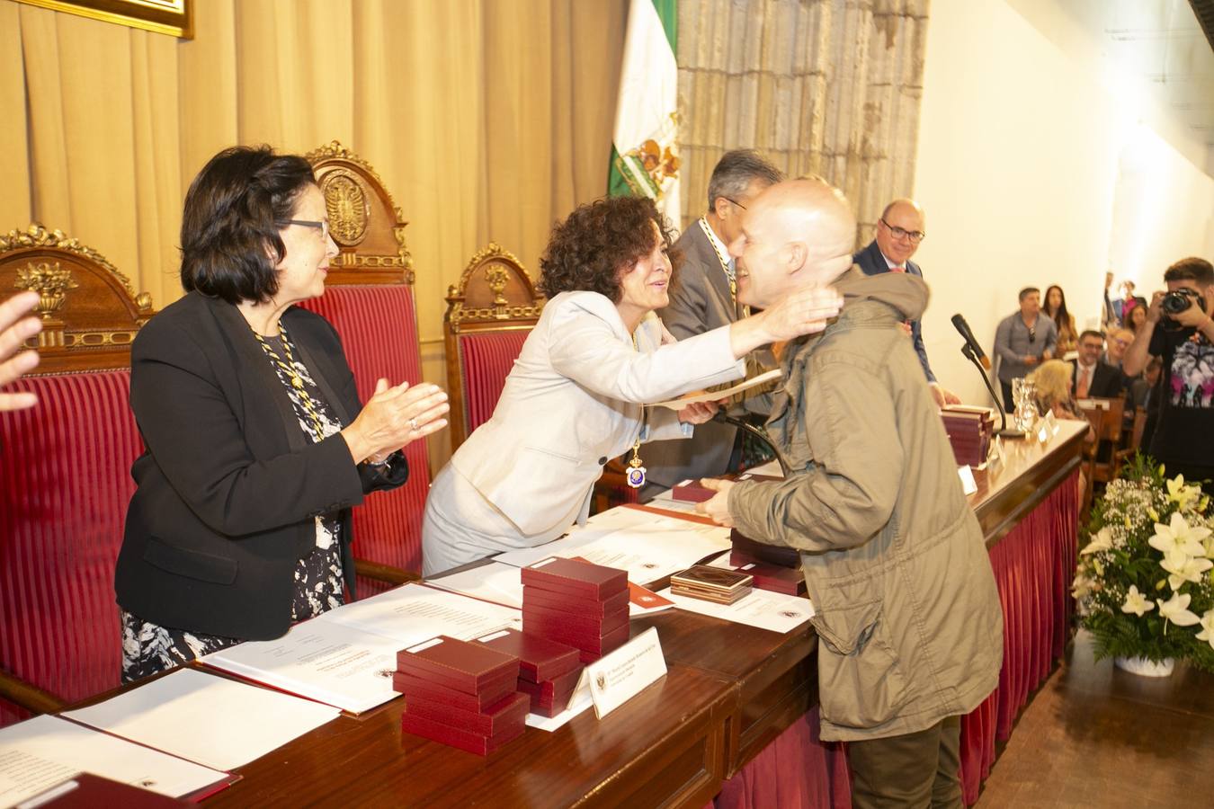 El Crucero del Hospital Real acogió ayer viernes el acto de entrega de medallas y distinciones honoríficas por parte de la UGR a miembros de la comunidad universitaria, presidido por la rectora Pilar Aranda