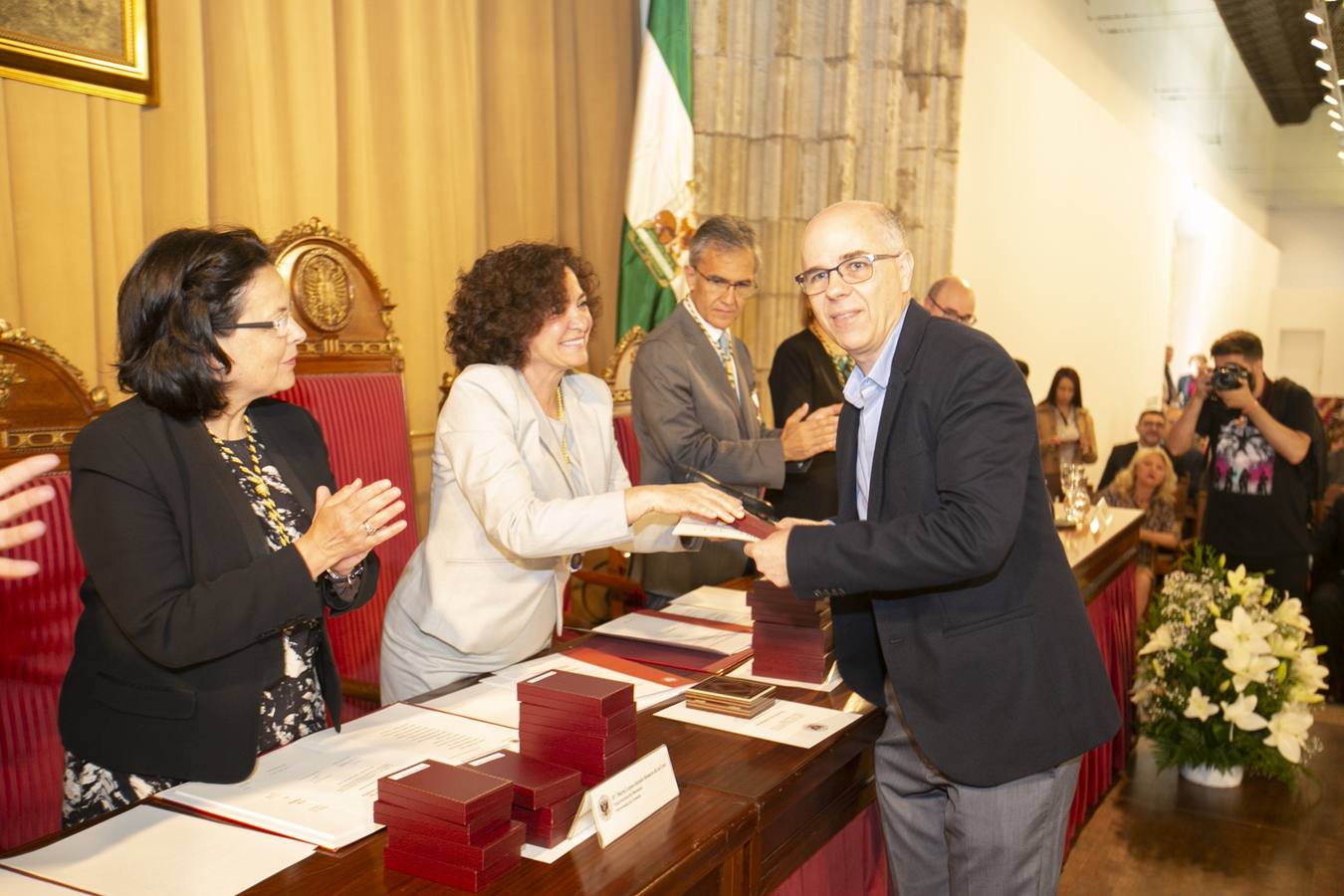 El Crucero del Hospital Real acogió ayer viernes el acto de entrega de medallas y distinciones honoríficas por parte de la UGR a miembros de la comunidad universitaria, presidido por la rectora Pilar Aranda