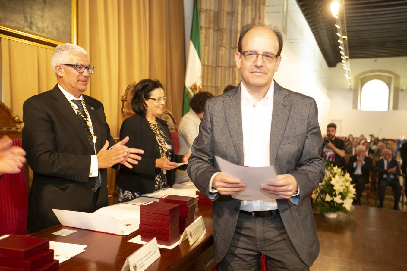 El Crucero del Hospital Real acogió ayer viernes el acto de entrega de medallas y distinciones honoríficas por parte de la UGR a miembros de la comunidad universitaria, presidido por la rectora Pilar Aranda