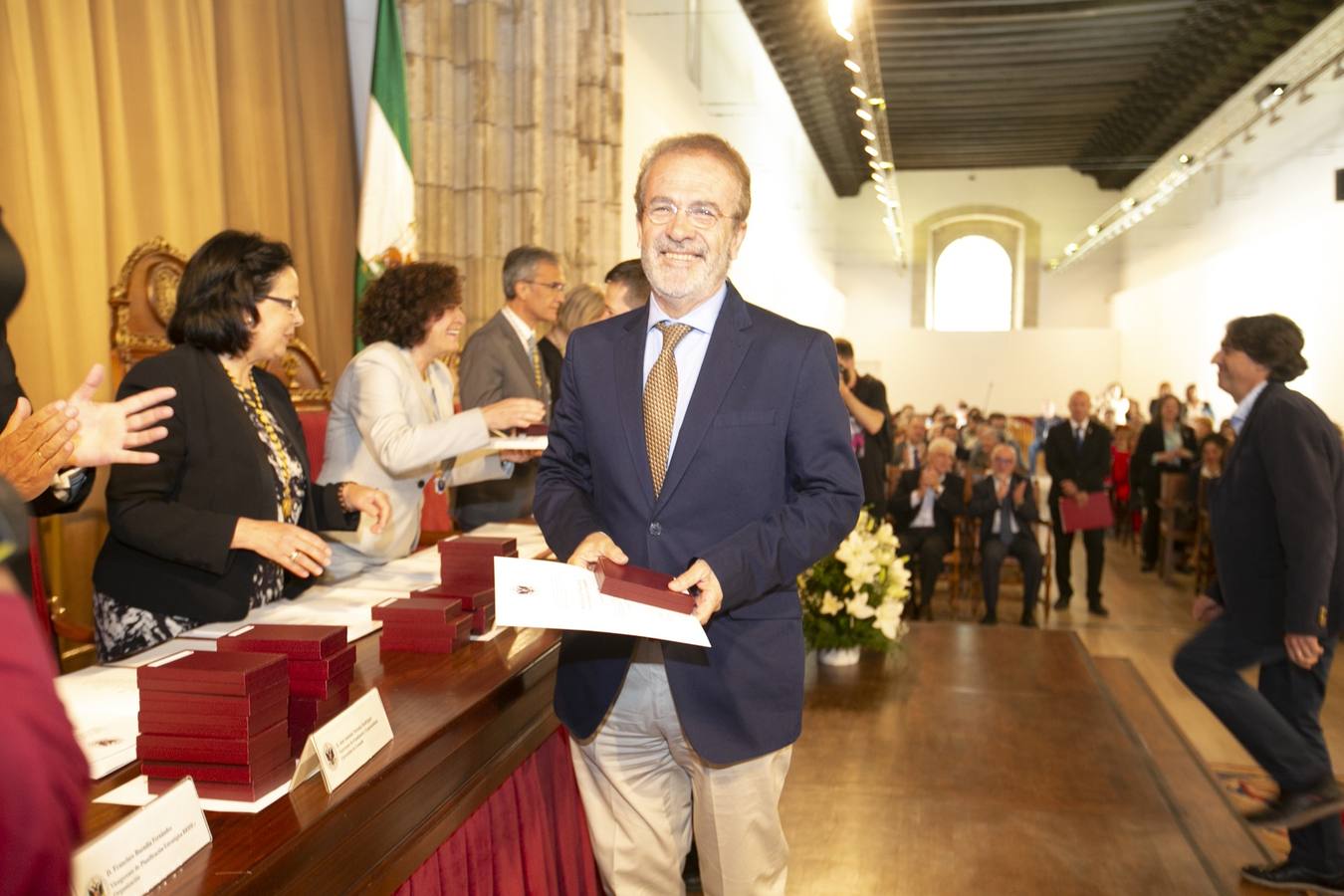 El Crucero del Hospital Real acogió ayer viernes el acto de entrega de medallas y distinciones honoríficas por parte de la UGR a miembros de la comunidad universitaria, presidido por la rectora Pilar Aranda