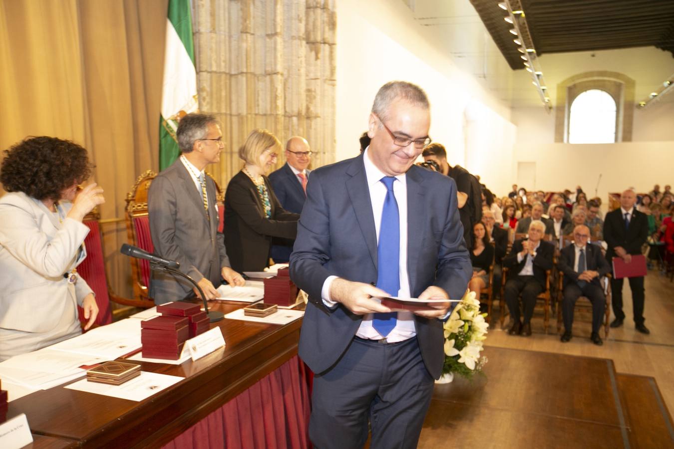 El Crucero del Hospital Real acogió ayer viernes el acto de entrega de medallas y distinciones honoríficas por parte de la UGR a miembros de la comunidad universitaria, presidido por la rectora Pilar Aranda