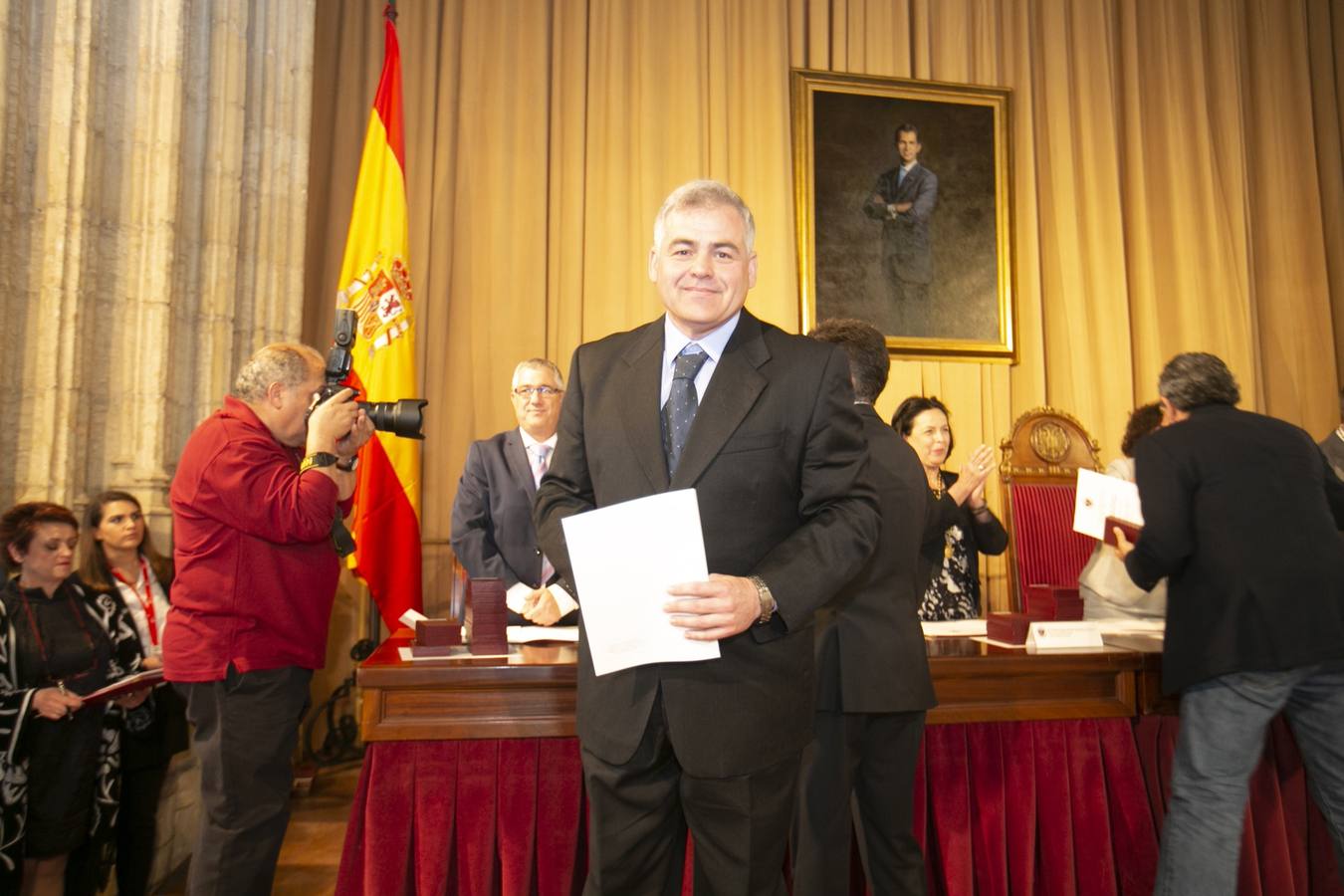 El Crucero del Hospital Real acogió ayer viernes el acto de entrega de medallas y distinciones honoríficas por parte de la UGR a miembros de la comunidad universitaria, presidido por la rectora Pilar Aranda