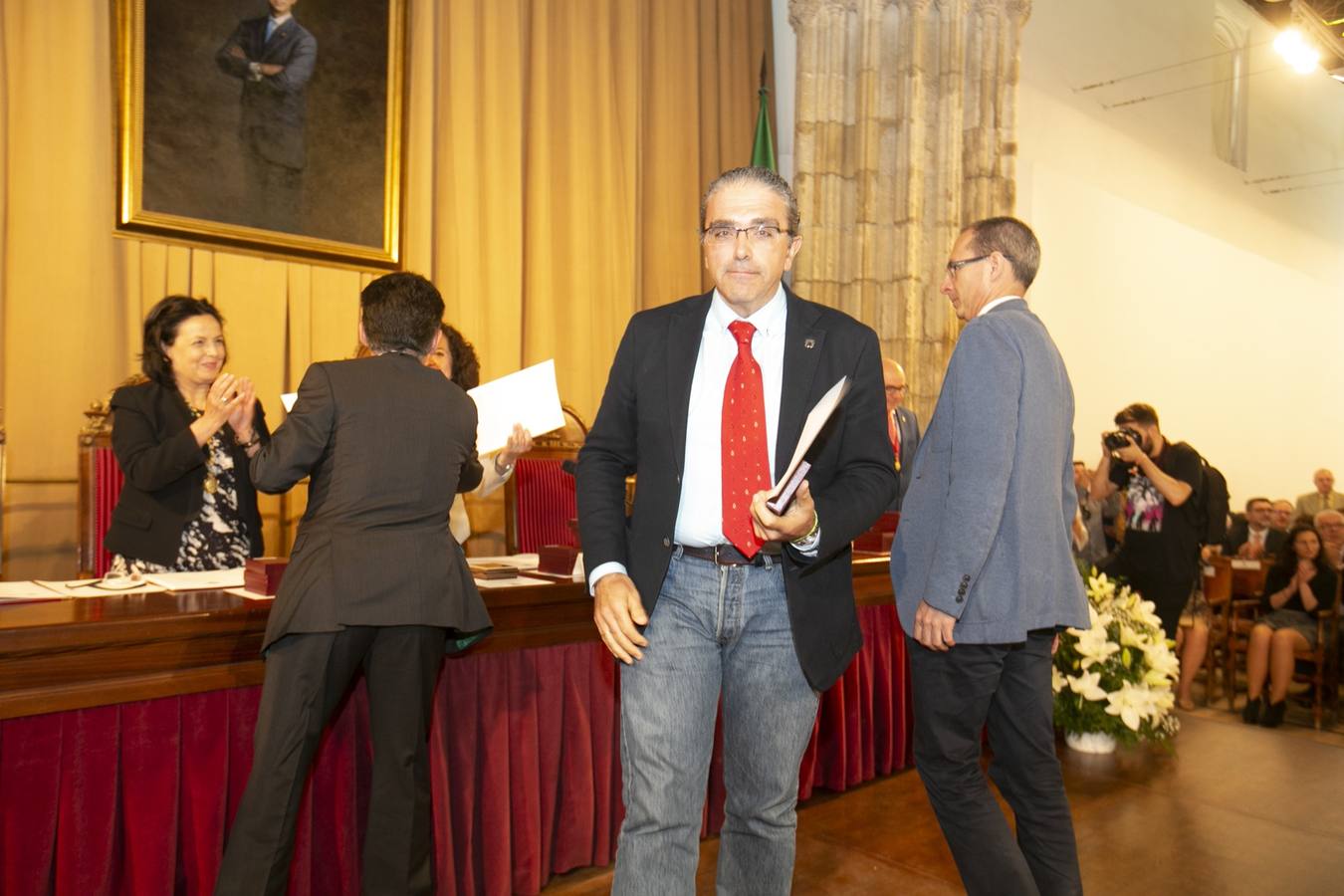 El Crucero del Hospital Real acogió ayer viernes el acto de entrega de medallas y distinciones honoríficas por parte de la UGR a miembros de la comunidad universitaria, presidido por la rectora Pilar Aranda