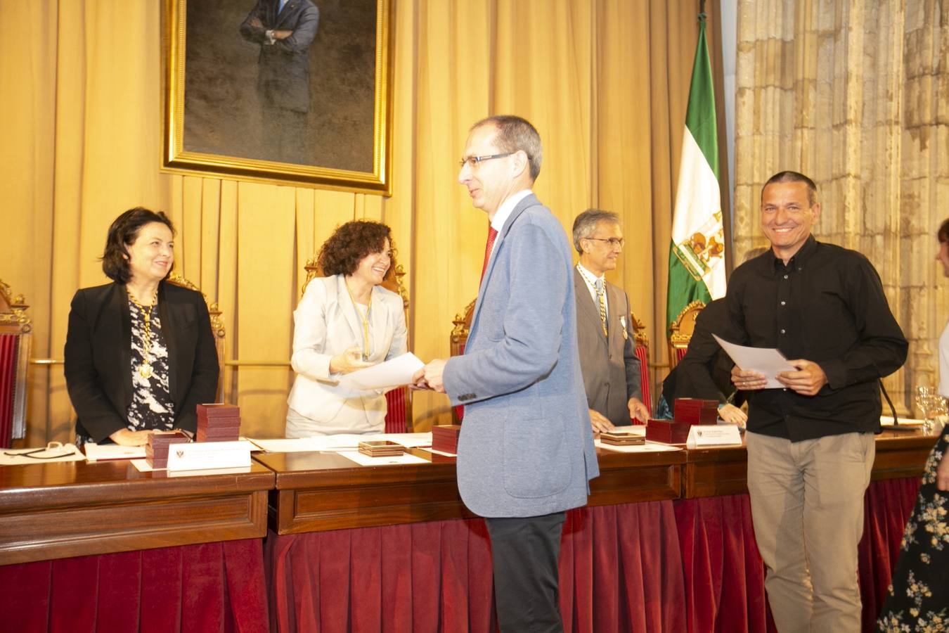 El Crucero del Hospital Real acogió ayer viernes el acto de entrega de medallas y distinciones honoríficas por parte de la UGR a miembros de la comunidad universitaria, presidido por la rectora Pilar Aranda