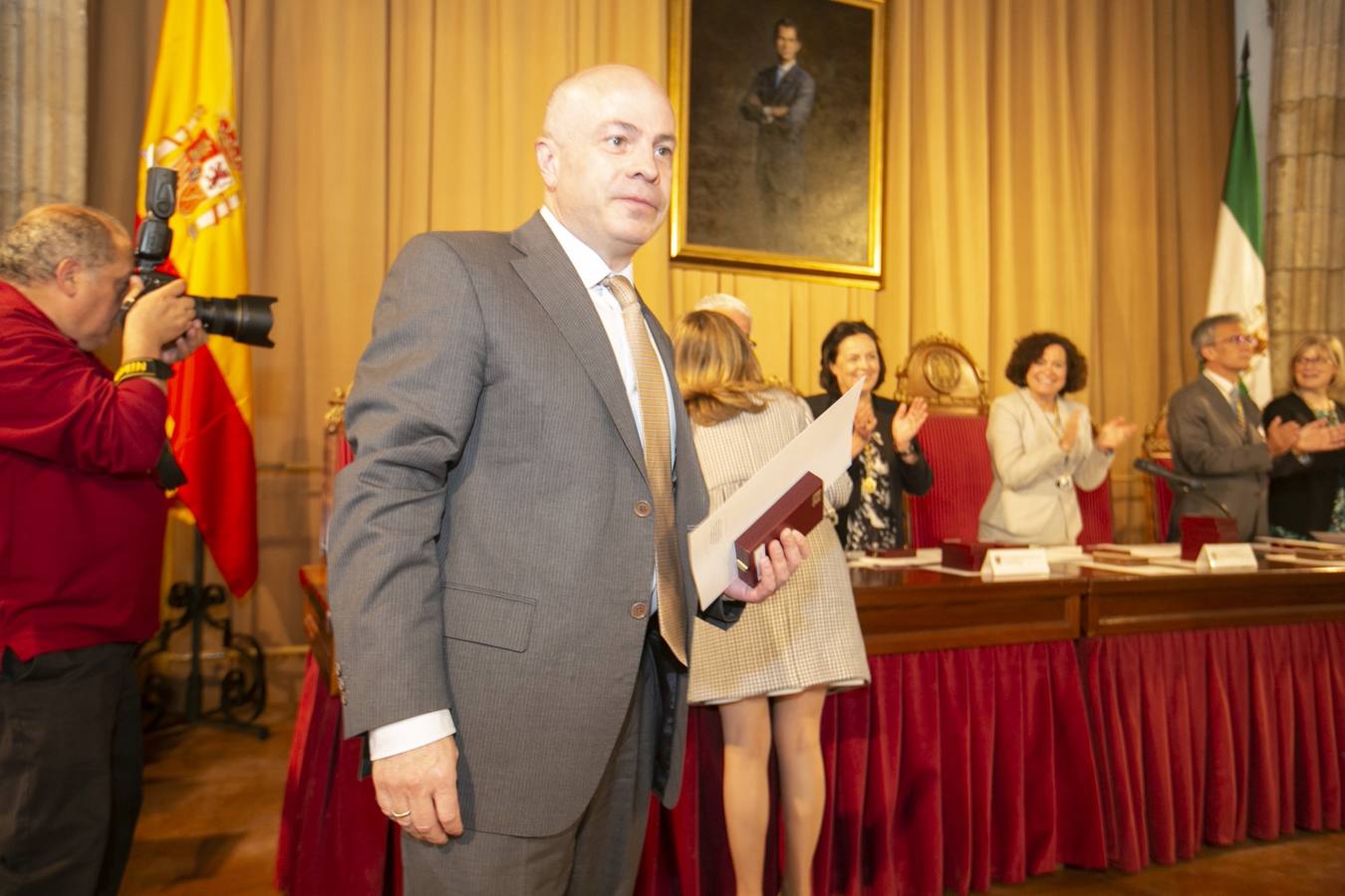 El Crucero del Hospital Real acogió ayer viernes el acto de entrega de medallas y distinciones honoríficas por parte de la UGR a miembros de la comunidad universitaria, presidido por la rectora Pilar Aranda