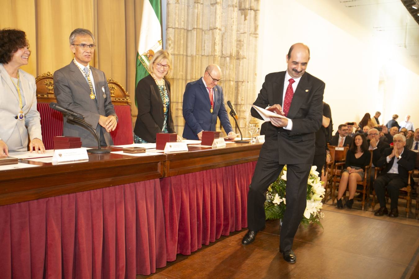 El Crucero del Hospital Real acogió ayer viernes el acto de entrega de medallas y distinciones honoríficas por parte de la UGR a miembros de la comunidad universitaria, presidido por la rectora Pilar Aranda