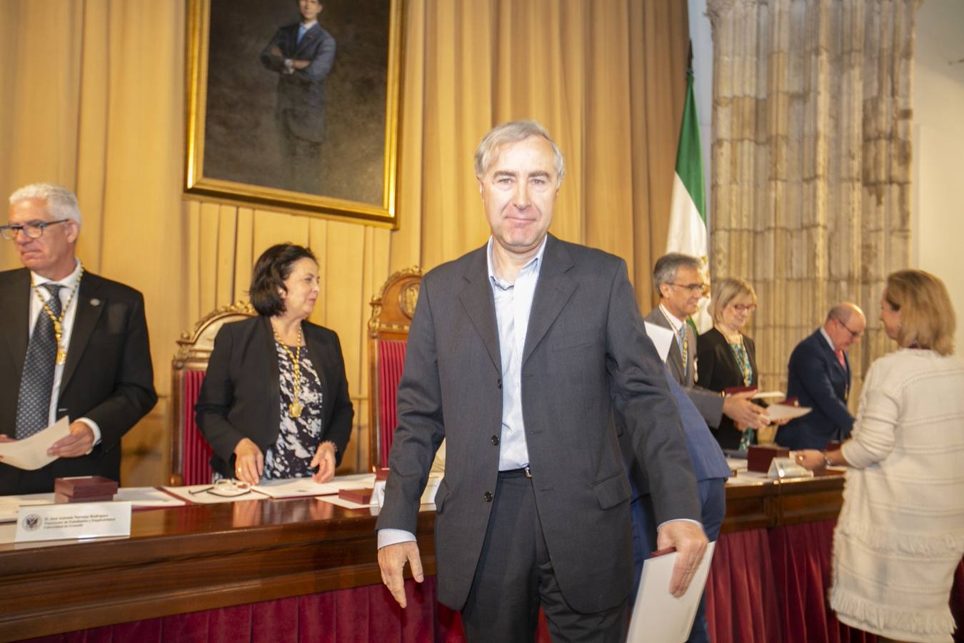 El Crucero del Hospital Real acogió ayer viernes el acto de entrega de medallas y distinciones honoríficas por parte de la UGR a miembros de la comunidad universitaria, presidido por la rectora Pilar Aranda