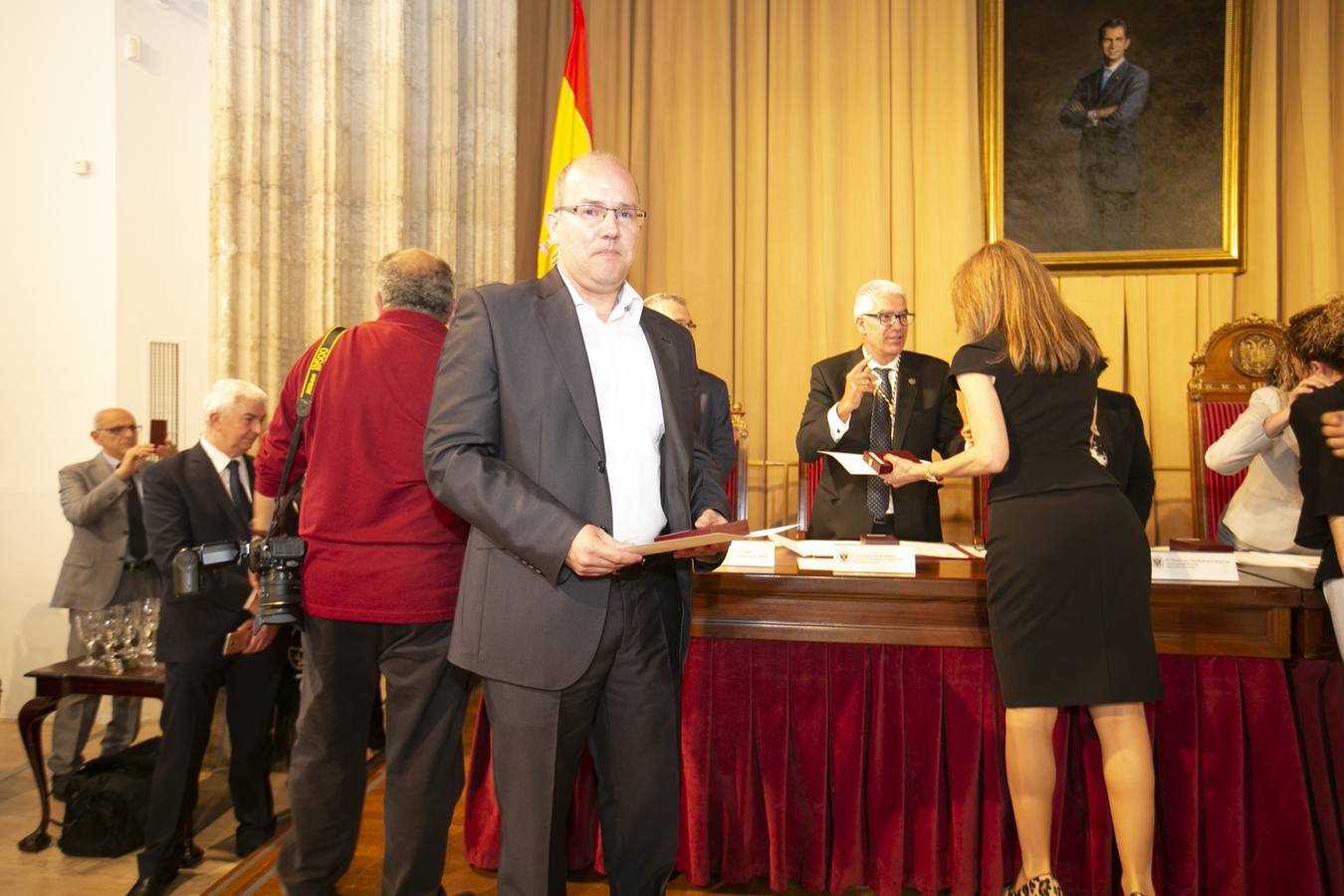 El Crucero del Hospital Real acogió ayer viernes el acto de entrega de medallas y distinciones honoríficas por parte de la UGR a miembros de la comunidad universitaria, presidido por la rectora Pilar Aranda