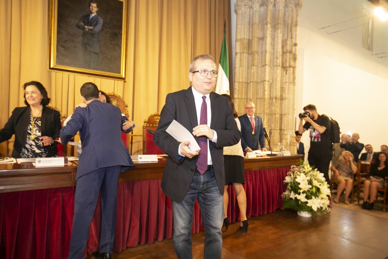 El Crucero del Hospital Real acogió ayer viernes el acto de entrega de medallas y distinciones honoríficas por parte de la UGR a miembros de la comunidad universitaria, presidido por la rectora Pilar Aranda