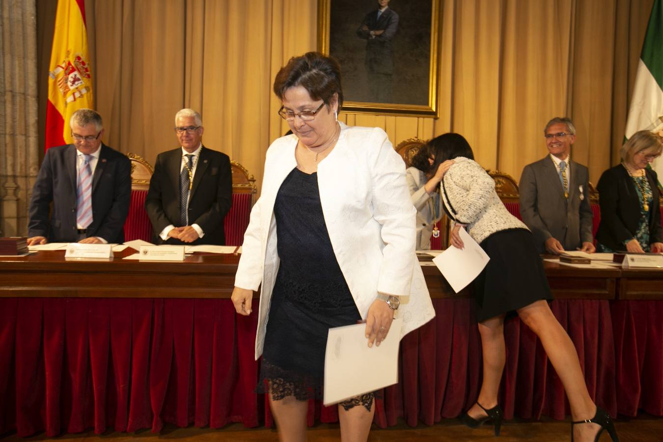 El Crucero del Hospital Real acogió ayer viernes el acto de entrega de medallas y distinciones honoríficas por parte de la UGR a miembros de la comunidad universitaria, presidido por la rectora Pilar Aranda