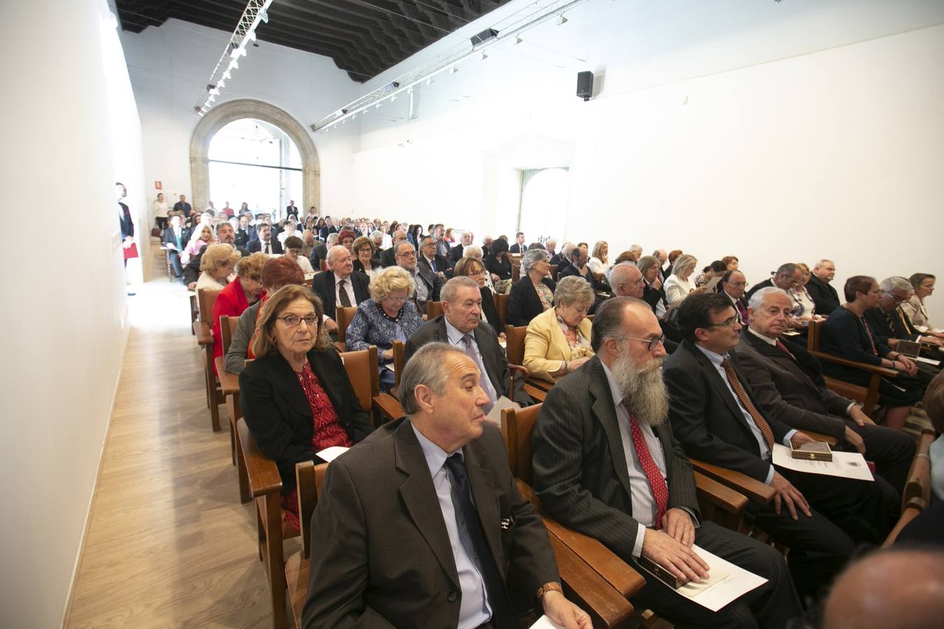 El Crucero del Hospital Real acogió ayer viernes el acto de entrega de medallas y distinciones honoríficas por parte de la UGR a miembros de la comunidad universitaria, presidido por la rectora Pilar Aranda