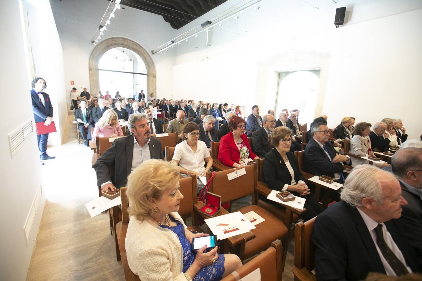 El Crucero del Hospital Real acogió ayer viernes el acto de entrega de medallas y distinciones honoríficas por parte de la UGR a miembros de la comunidad universitaria, presidido por la rectora Pilar Aranda