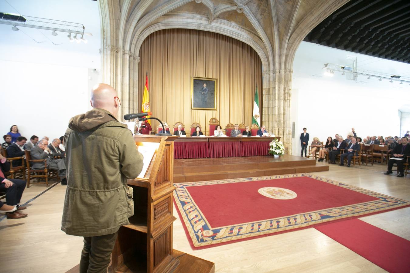 El Crucero del Hospital Real acogió ayer viernes el acto de entrega de medallas y distinciones honoríficas por parte de la UGR a miembros de la comunidad universitaria, presidido por la rectora Pilar Aranda