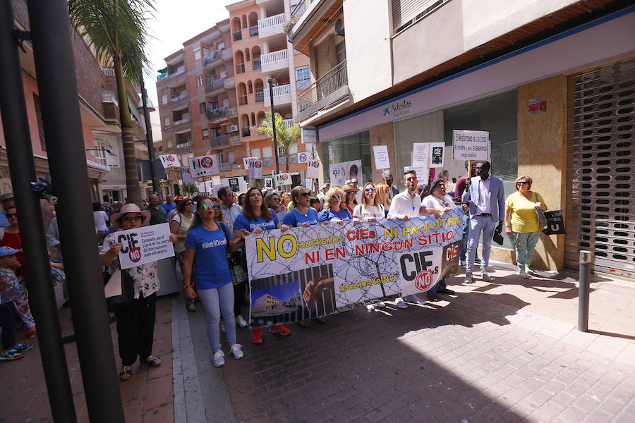 Más de 1.500 personas protestan contra la decisión del Gobierno de reformar el antiguo pabellón militar para acoger inmigrantes | Es la segunda protesta en menos de 24 horas