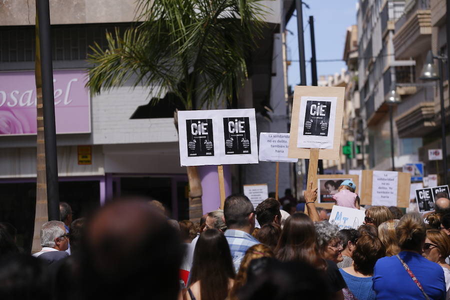 Más de 1.500 personas protestan contra la decisión del Gobierno de reformar el antiguo pabellón militar para acoger inmigrantes | Es la segunda protesta en menos de 24 horas