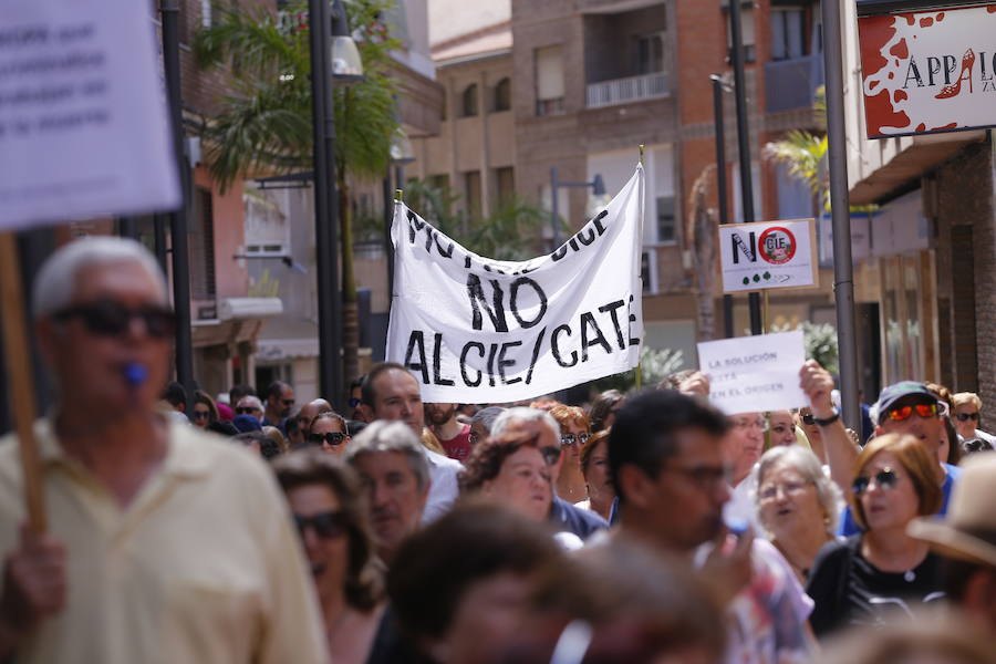 Más de 1.500 personas protestan contra la decisión del Gobierno de reformar el antiguo pabellón militar para acoger inmigrantes | Es la segunda protesta en menos de 24 horas