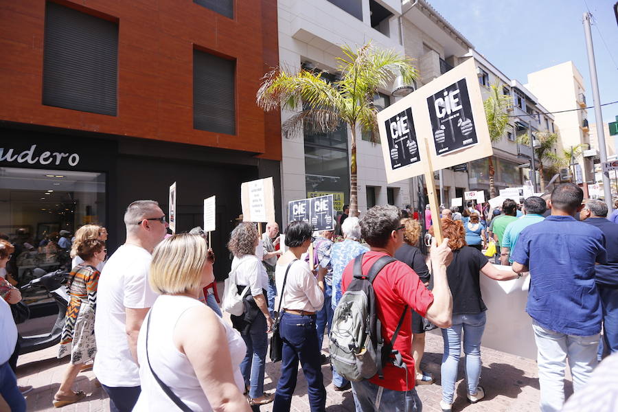 Más de 1.500 personas protestan contra la decisión del Gobierno de reformar el antiguo pabellón militar para acoger inmigrantes | Es la segunda protesta en menos de 24 horas