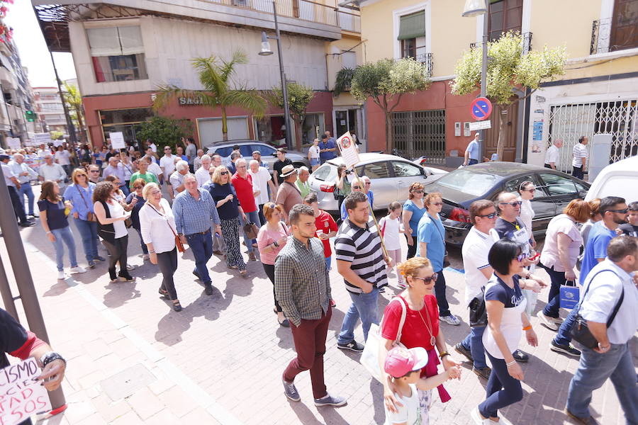 Más de 1.500 personas protestan contra la decisión del Gobierno de reformar el antiguo pabellón militar para acoger inmigrantes | Es la segunda protesta en menos de 24 horas