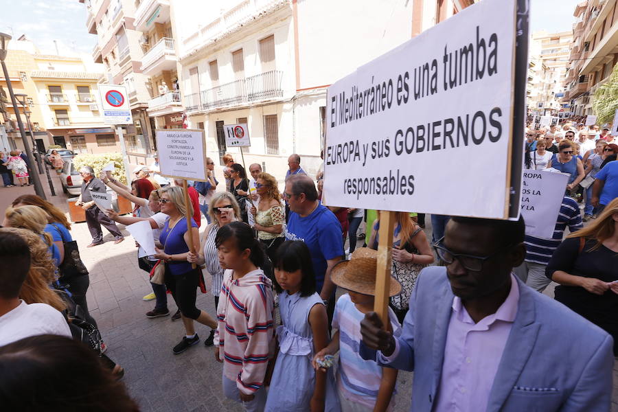 Más de 1.500 personas protestan contra la decisión del Gobierno de reformar el antiguo pabellón militar para acoger inmigrantes | Es la segunda protesta en menos de 24 horas