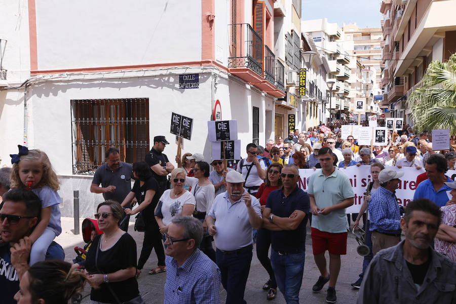 Más de 1.500 personas protestan contra la decisión del Gobierno de reformar el antiguo pabellón militar para acoger inmigrantes | Es la segunda protesta en menos de 24 horas