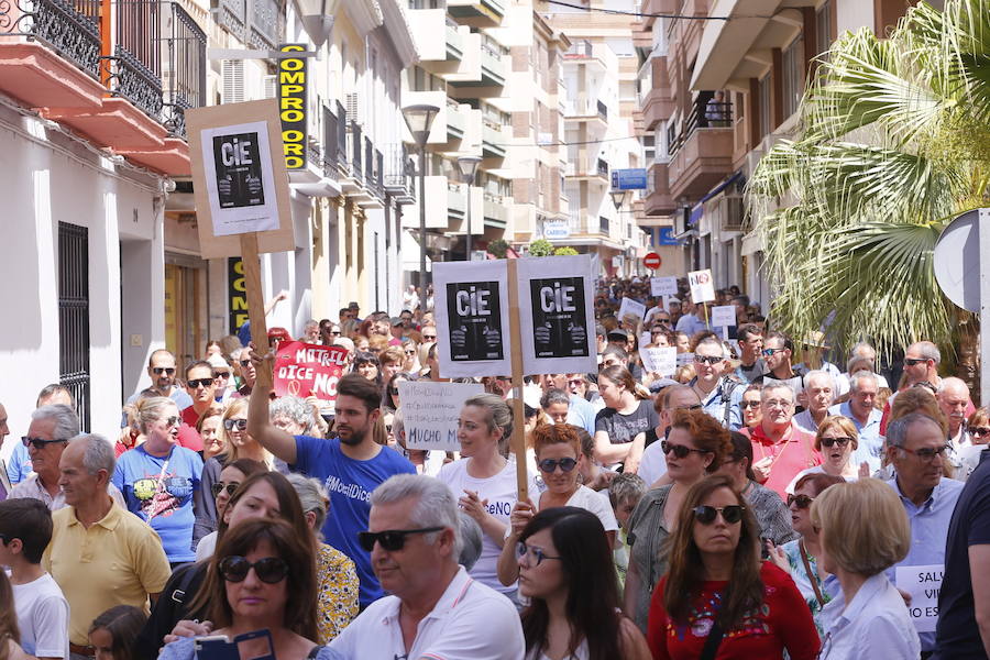 Más de 1.500 personas protestan contra la decisión del Gobierno de reformar el antiguo pabellón militar para acoger inmigrantes | Es la segunda protesta en menos de 24 horas