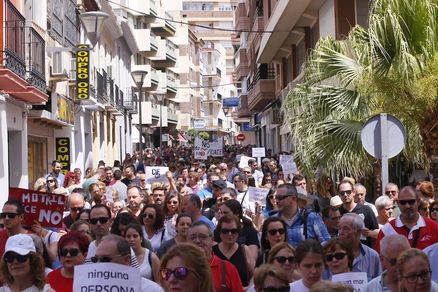 Más de 1.500 personas protestan contra la decisión del Gobierno de reformar el antiguo pabellón militar para acoger inmigrantes | Es la segunda protesta en menos de 24 horas