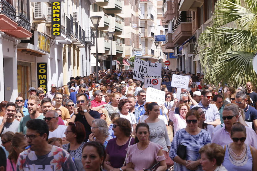 Más de 1.500 personas protestan contra la decisión del Gobierno de reformar el antiguo pabellón militar para acoger inmigrantes | Es la segunda protesta en menos de 24 horas
