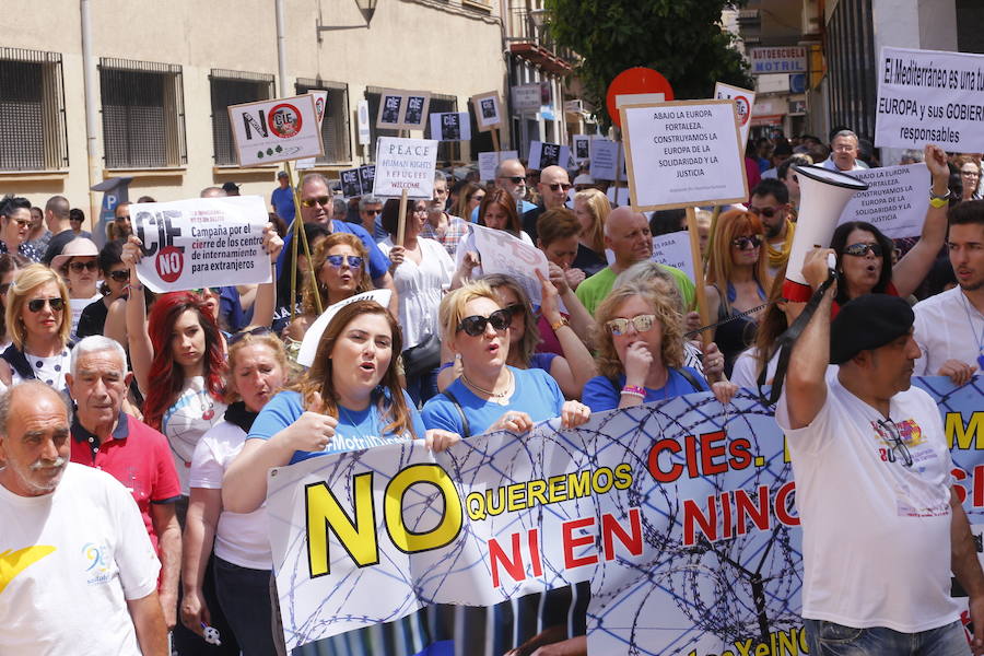 Más de 1.500 personas protestan contra la decisión del Gobierno de reformar el antiguo pabellón militar para acoger inmigrantes | Es la segunda protesta en menos de 24 horas