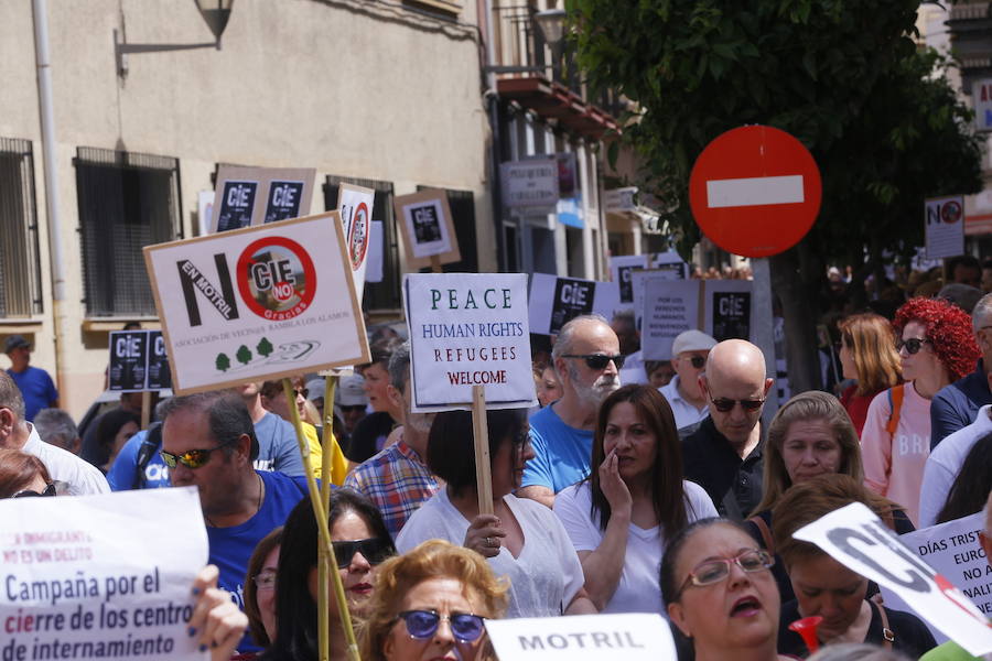 Más de 1.500 personas protestan contra la decisión del Gobierno de reformar el antiguo pabellón militar para acoger inmigrantes | Es la segunda protesta en menos de 24 horas