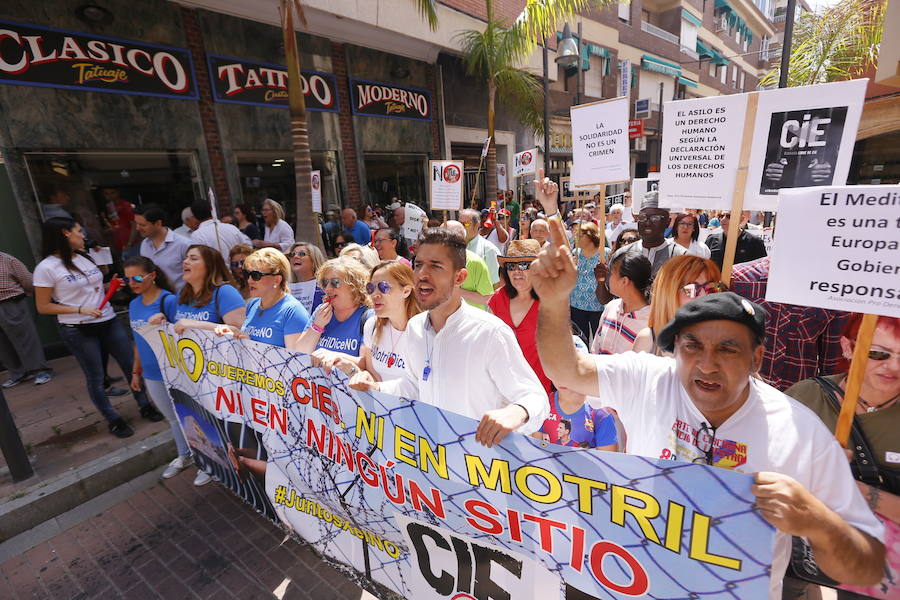 Más de 1.500 personas protestan contra la decisión del Gobierno de reformar el antiguo pabellón militar para acoger inmigrantes | Es la segunda protesta en menos de 24 horas