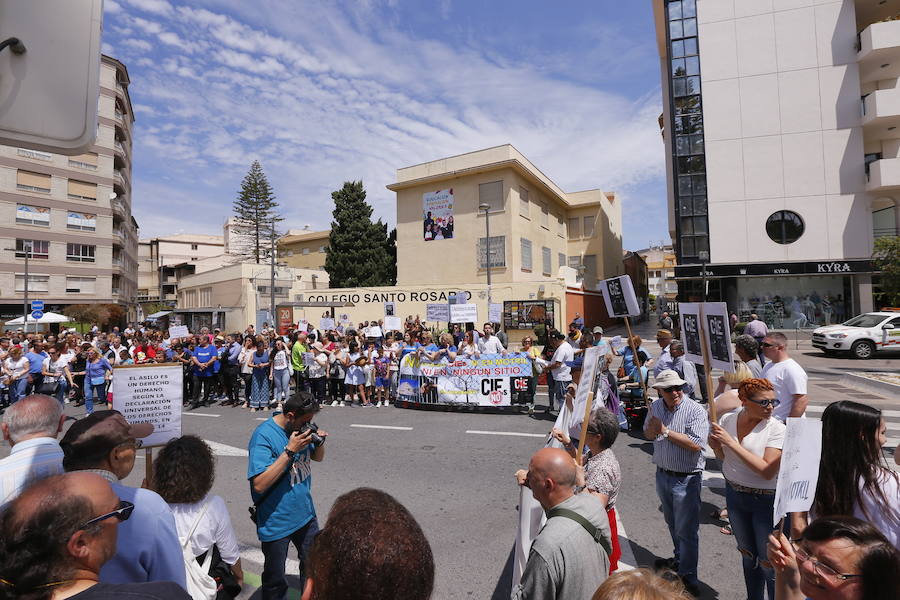 Más de 1.500 personas protestan contra la decisión del Gobierno de reformar el antiguo pabellón militar para acoger inmigrantes | Es la segunda protesta en menos de 24 horas