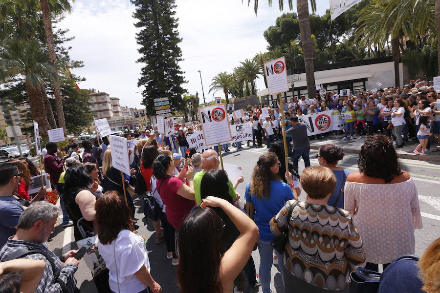 Más de 1.500 personas protestan contra la decisión del Gobierno de reformar el antiguo pabellón militar para acoger inmigrantes | Es la segunda protesta en menos de 24 horas