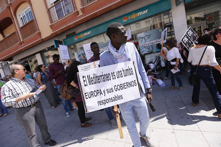 Más de 1.500 personas protestan contra la decisión del Gobierno de reformar el antiguo pabellón militar para acoger inmigrantes | Es la segunda protesta en menos de 24 horas