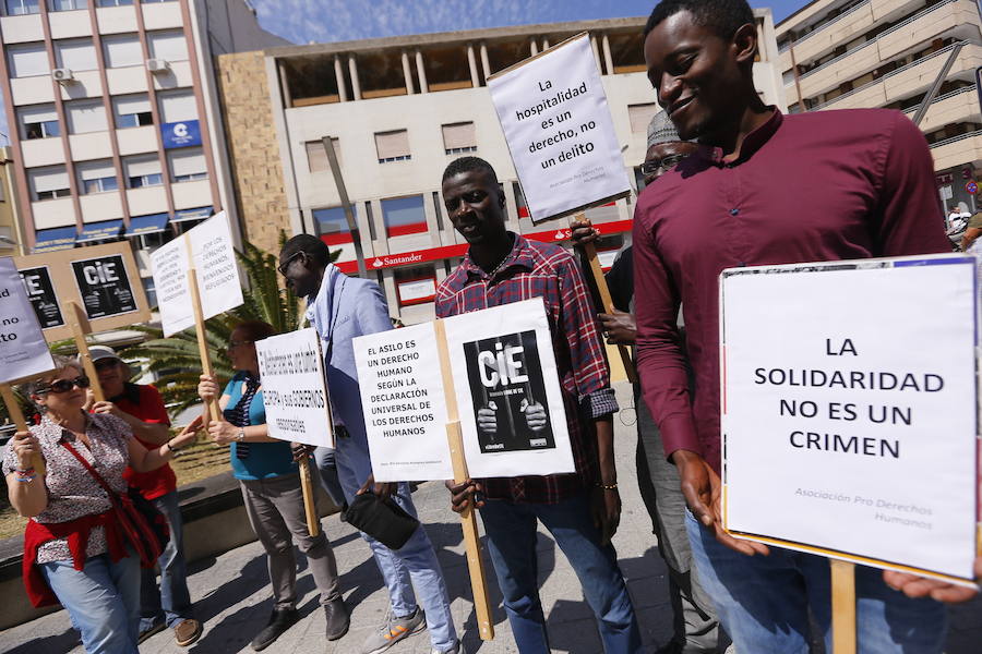 Más de 1.500 personas protestan contra la decisión del Gobierno de reformar el antiguo pabellón militar para acoger inmigrantes | Es la segunda protesta en menos de 24 horas