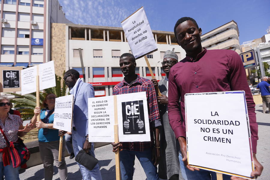 Más de 1.500 personas protestan contra la decisión del Gobierno de reformar el antiguo pabellón militar para acoger inmigrantes | Es la segunda protesta en menos de 24 horas