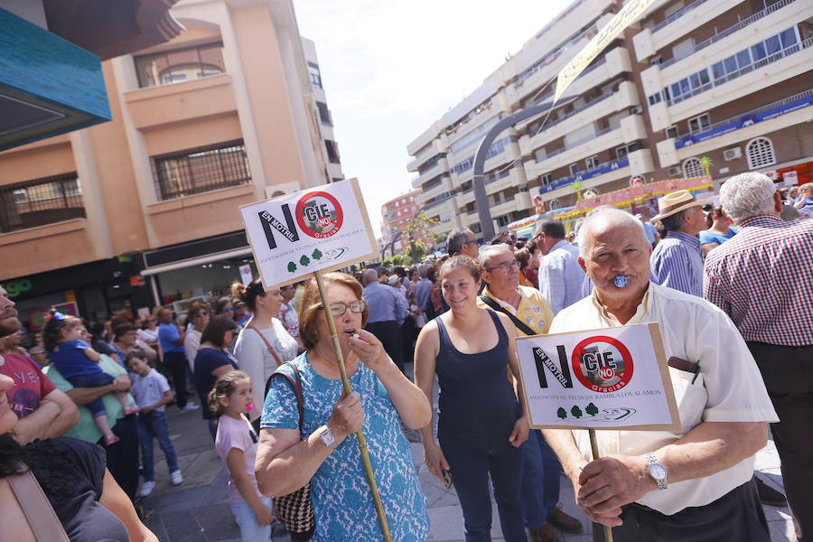 Más de 1.500 personas protestan contra la decisión del Gobierno de reformar el antiguo pabellón militar para acoger inmigrantes | Es la segunda protesta en menos de 24 horas