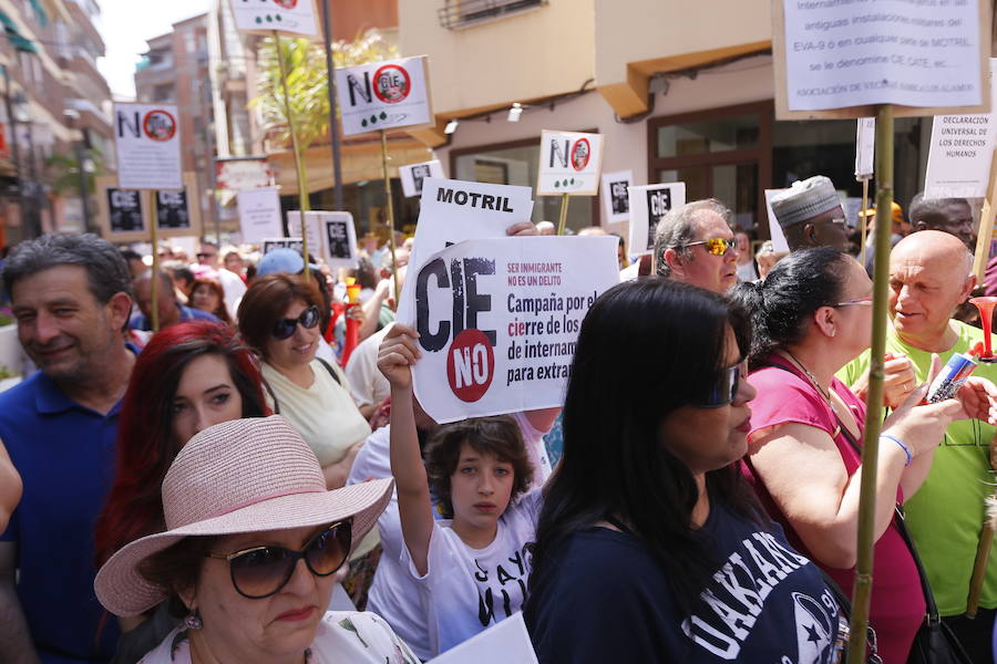 Más de 1.500 personas protestan contra la decisión del Gobierno de reformar el antiguo pabellón militar para acoger inmigrantes | Es la segunda protesta en menos de 24 horas