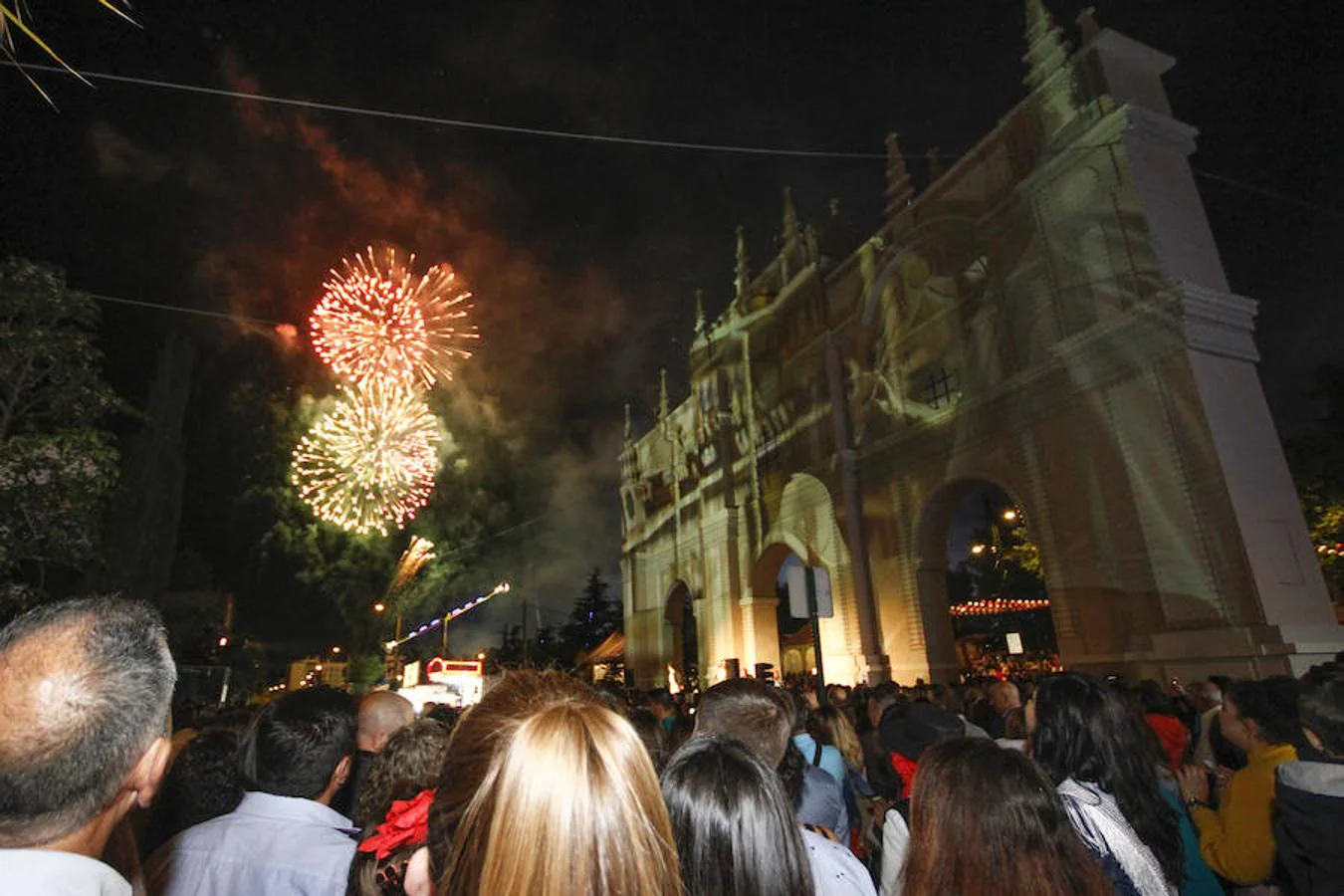 l alcalde de la ciudad, Francisco Cuenca, dejaba que Maribel Medina Corral fuera la encargada de pulsar el botón que obraba el milagro de la luz