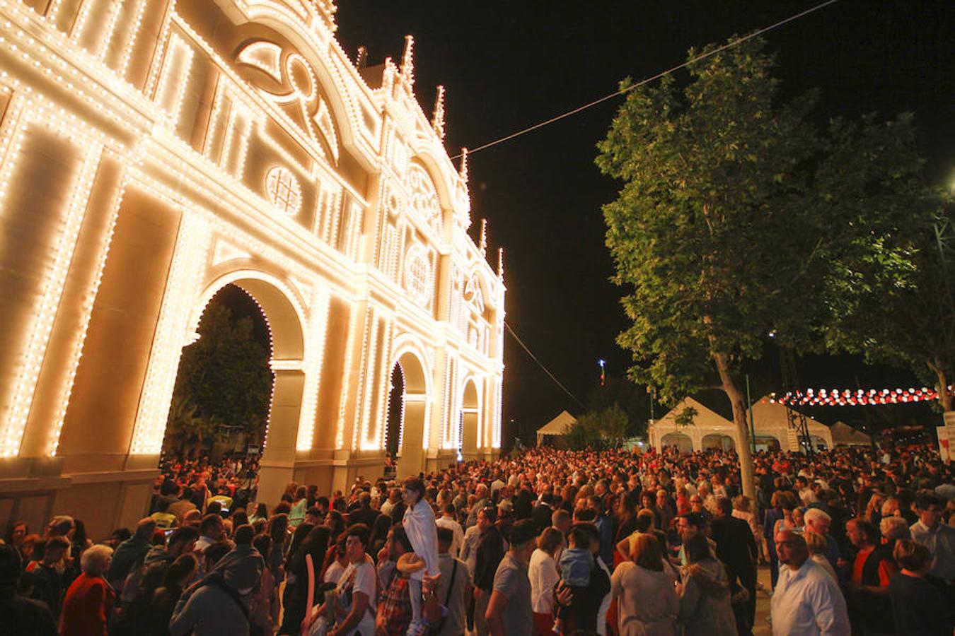 l alcalde de la ciudad, Francisco Cuenca, dejaba que Maribel Medina Corral fuera la encargada de pulsar el botón que obraba el milagro de la luz