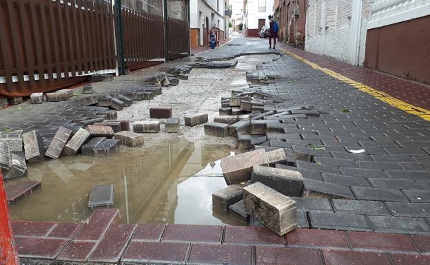 En la calle Cruces de La Zubia, la fuerza del agua ha levantado el adoquinado