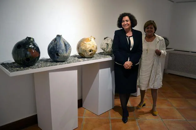 Pilar Aranda y Antonia Reyes, junto a algunas piezas. 