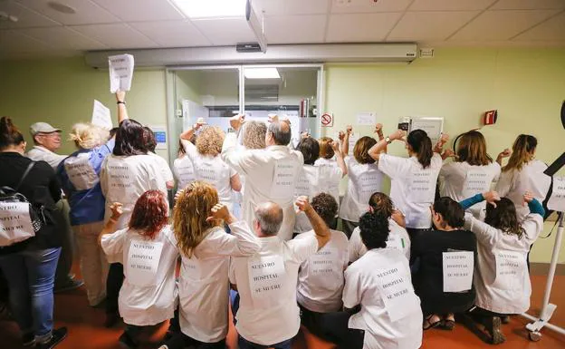 Protesta de profesionales de las Urgencias, el pasado viernes, en el hospital de Motril. :: 