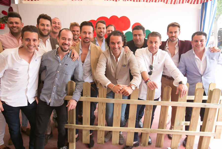 La Candelaria. Ha sido una de las casetas que más recientemente se ha incorporado al ferial, en concreto hace tan solo tres años. Eso sí, desde entonces se ha convertido en una de las más concurridas, sobre todo por la ‘gente guapa’ y joven que desea disfrutar de la feria en un ambiente elegante pero con salero.Puedes ver todas las fotos de este Corpus  en este enlace .