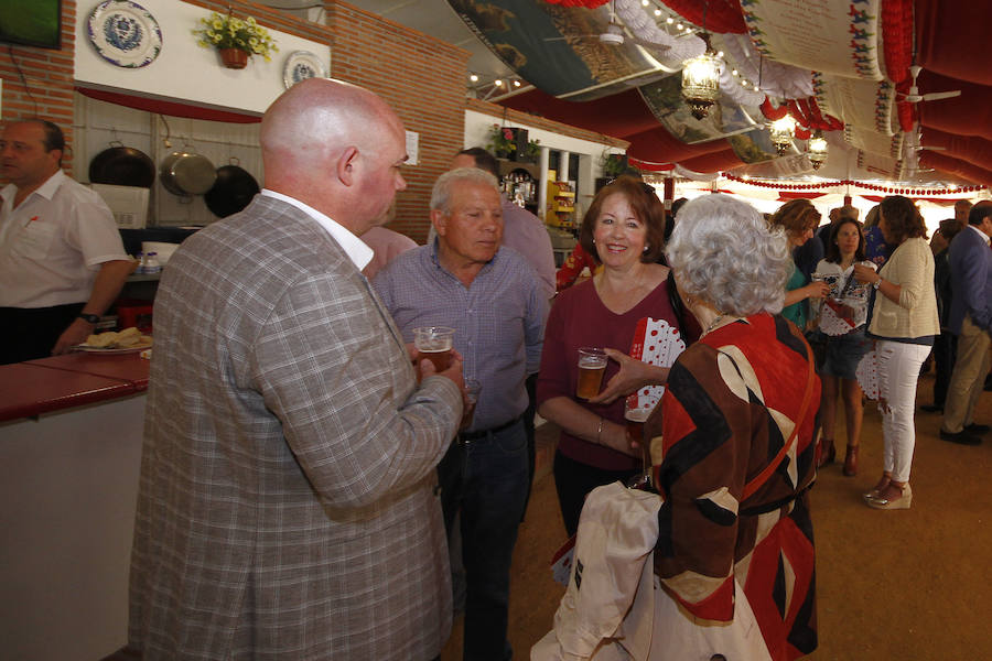 Con un sol radiante, el ferial empezó a llenarse de buen ambiente, mejor comida, y ganas de fiesta. Para ver todas las fotos del Corpus,  en este enlace .