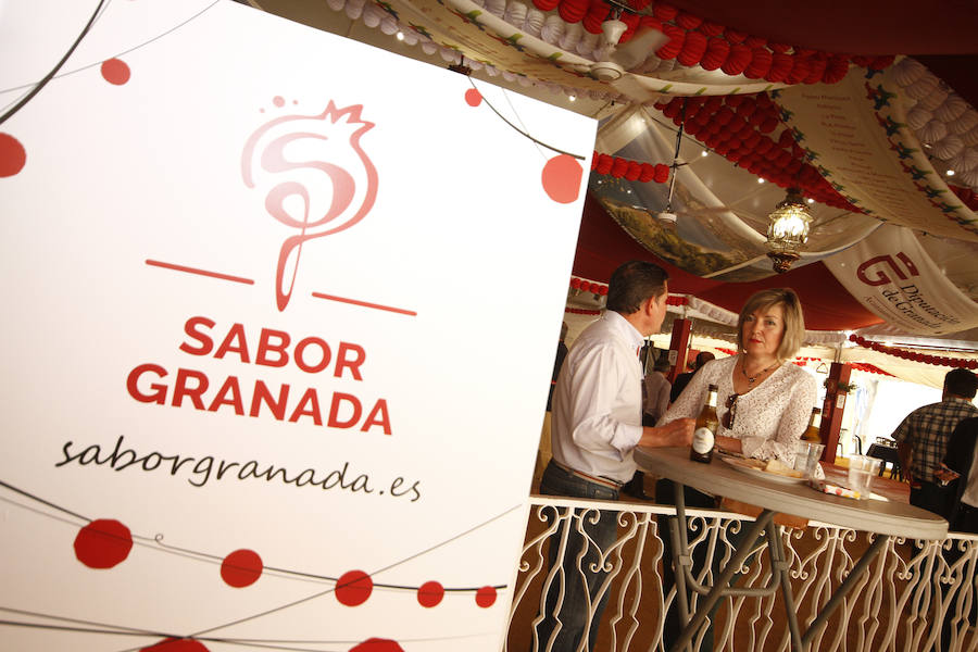 Con un sol radiante, el ferial empezó a llenarse de buen ambiente, mejor comida, y ganas de fiesta. Para ver todas las fotos del Corpus,  en este enlace .