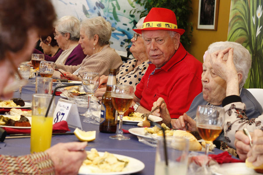Con un sol radiante, el ferial empezó a llenarse de buen ambiente, mejor comida, y ganas de fiesta. Para ver todas las fotos del Corpus,  en este enlace .