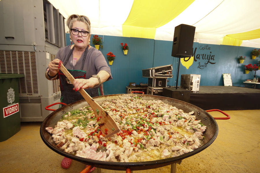 Con un sol radiante, el ferial empezó a llenarse de buen ambiente, mejor comida, y ganas de fiesta. Para ver todas las fotos del Corpus,  en este enlace .